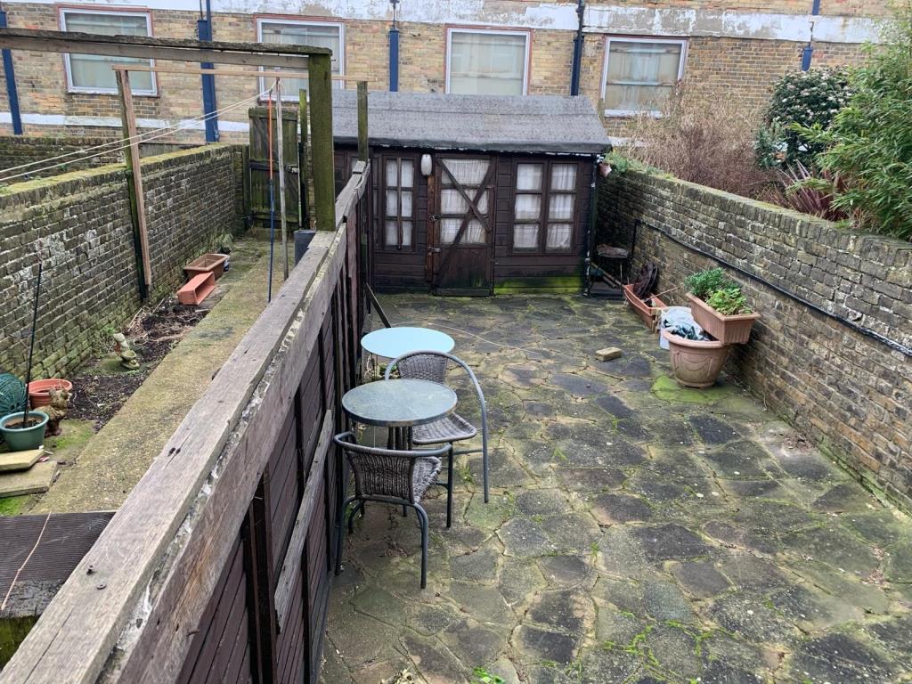 Lot: 23 - FREEHOLD BLOCK OF THREE FLATS FOR INVESTMENT - Garden split into two sides